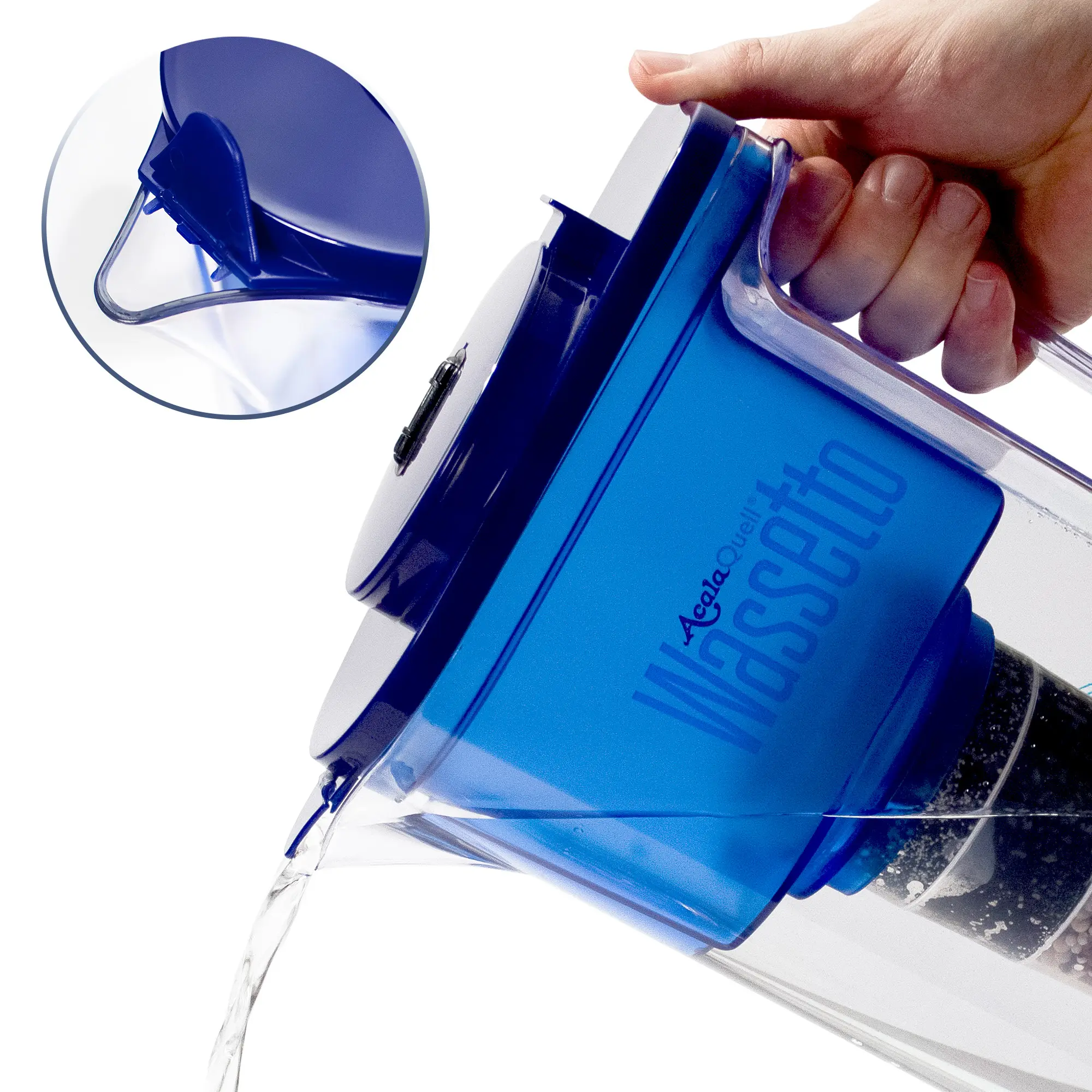 Frisch gefiltertes Wasser wird aus dem Kannenfilter Wassetto in eine Glaskaraffe gegossen