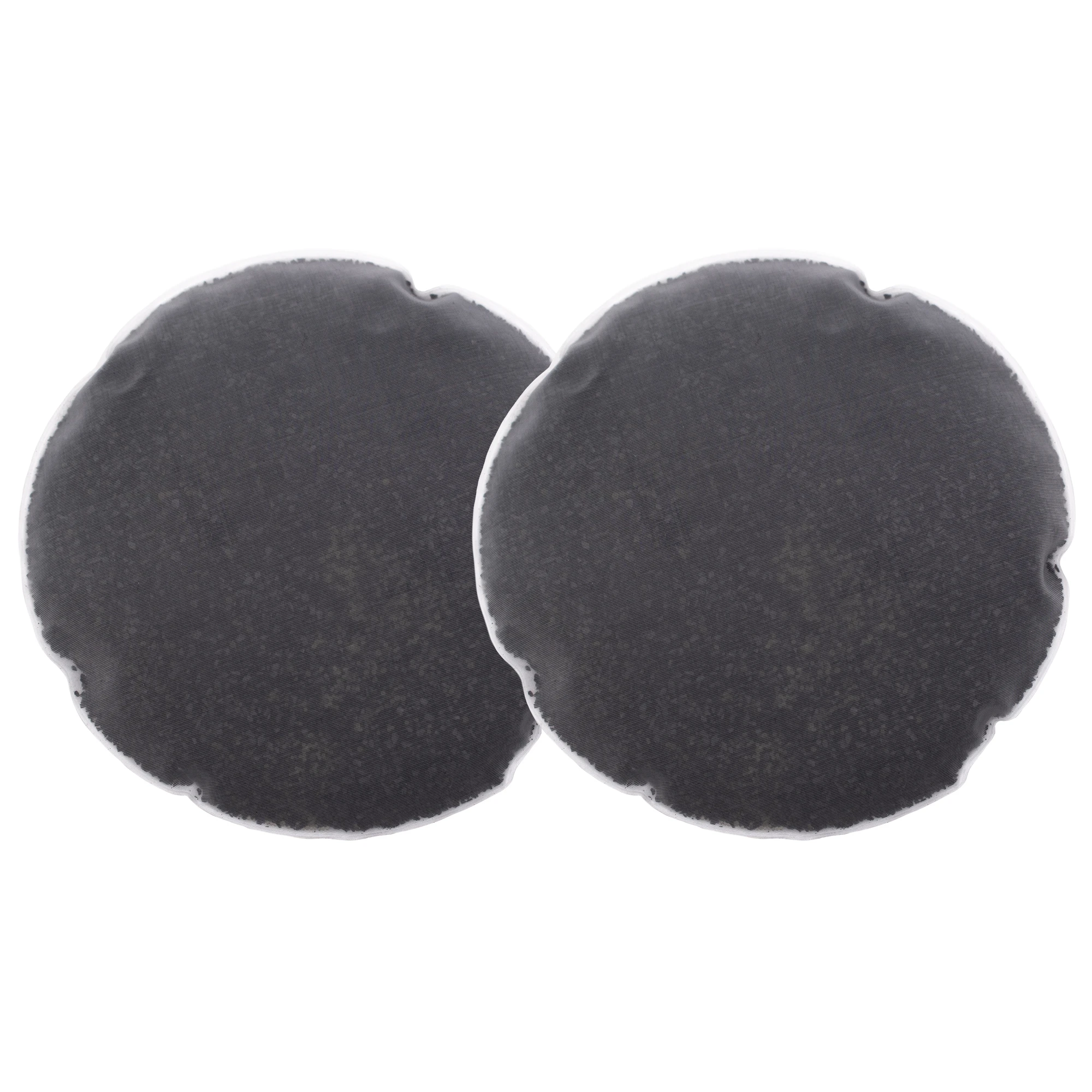 Zwei schwarze Kalkfilterpads vor weißem Hintergrund.