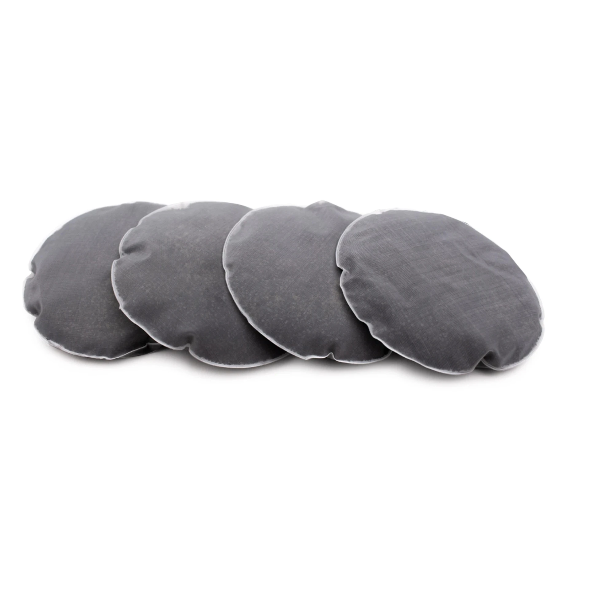 Vier schwarze, runde Kalkfilterpads für die Acala Stand Wasserfilter Mini und Midi vor weißem Hintergrund.