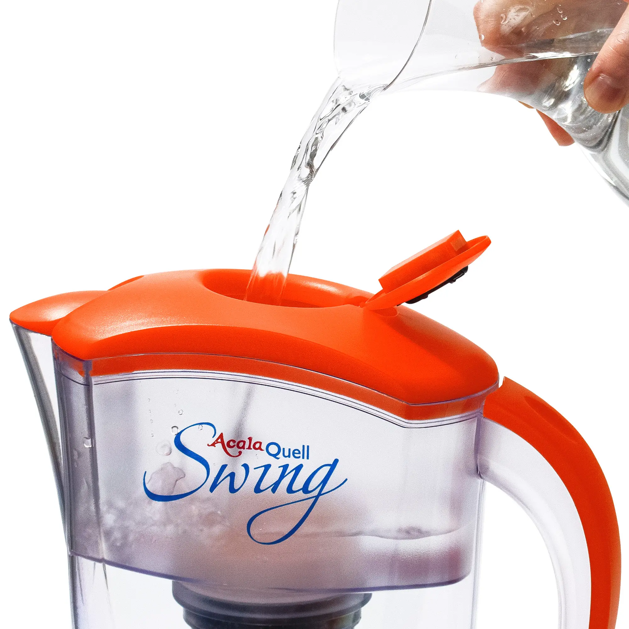 Kannenfilter Swing vor weißem Hintergrund. Durch die runde Klappe im Deckel wird der obere Tank mit Wasser befüllt