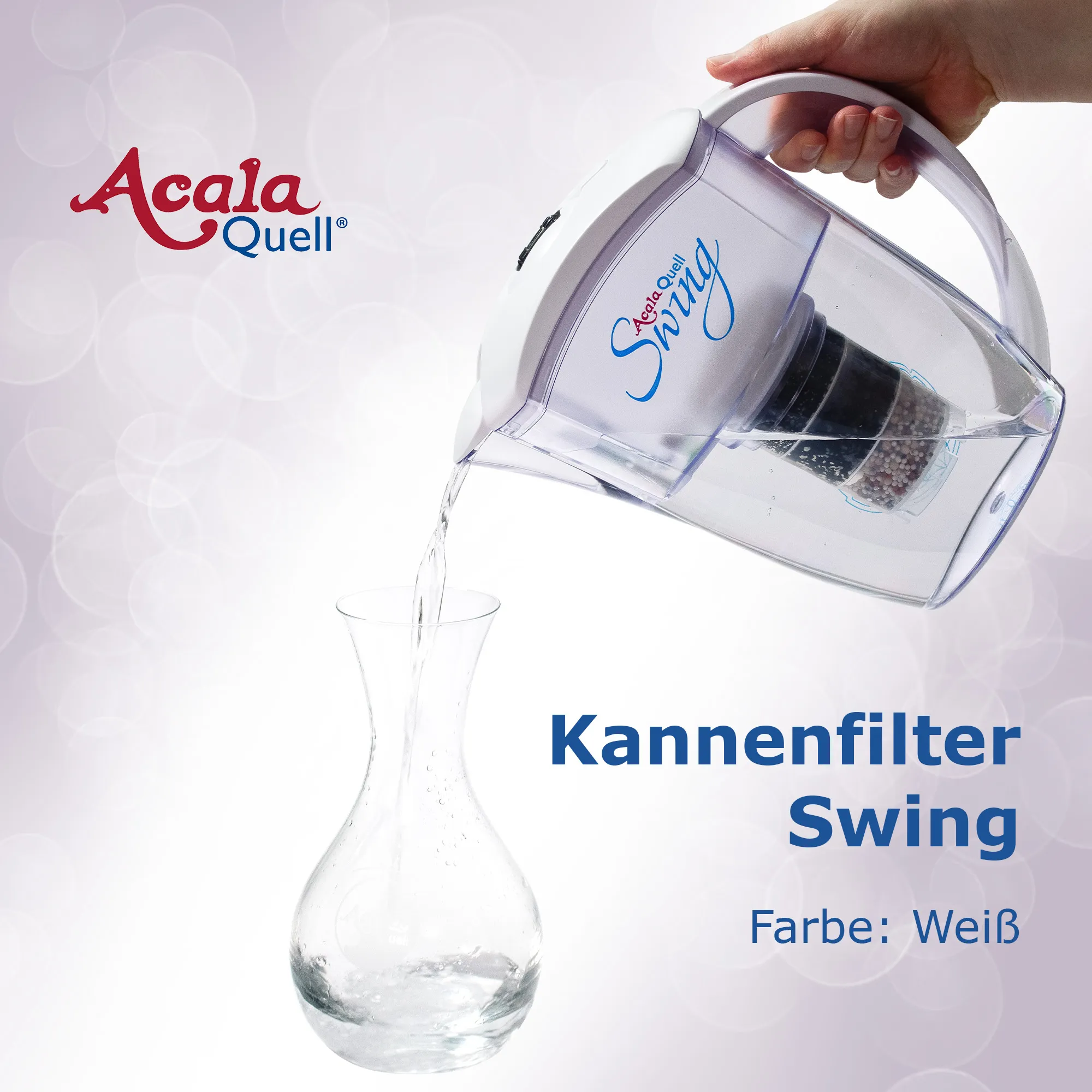 Frisch gefiltertes Wasser wird aus dem Kannenfilter Swing in eine Glaskaraffe gegossen