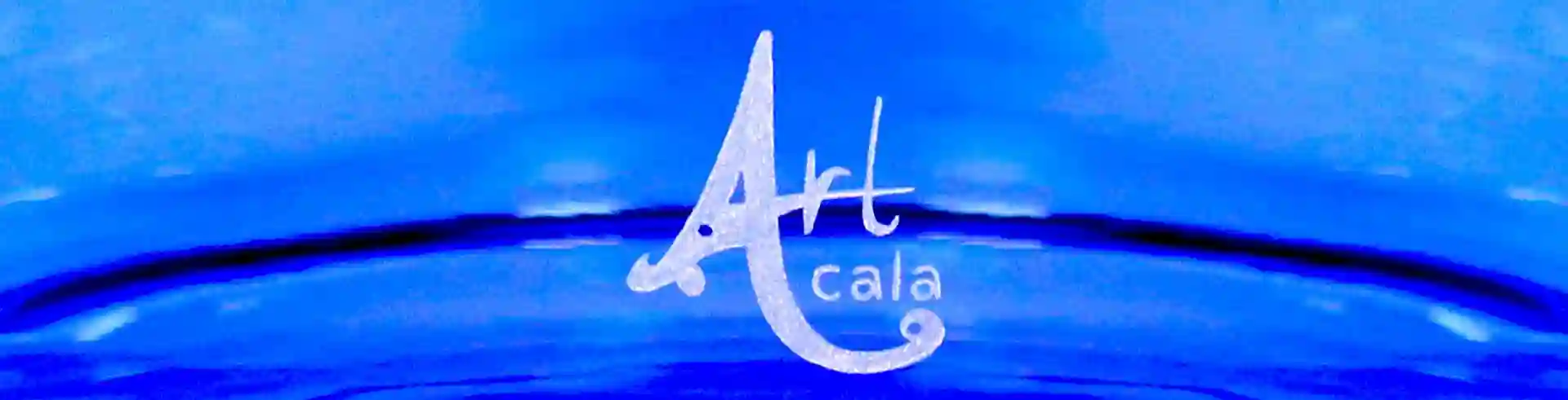 Schriftzug AcalaArt auf blauem Glas
