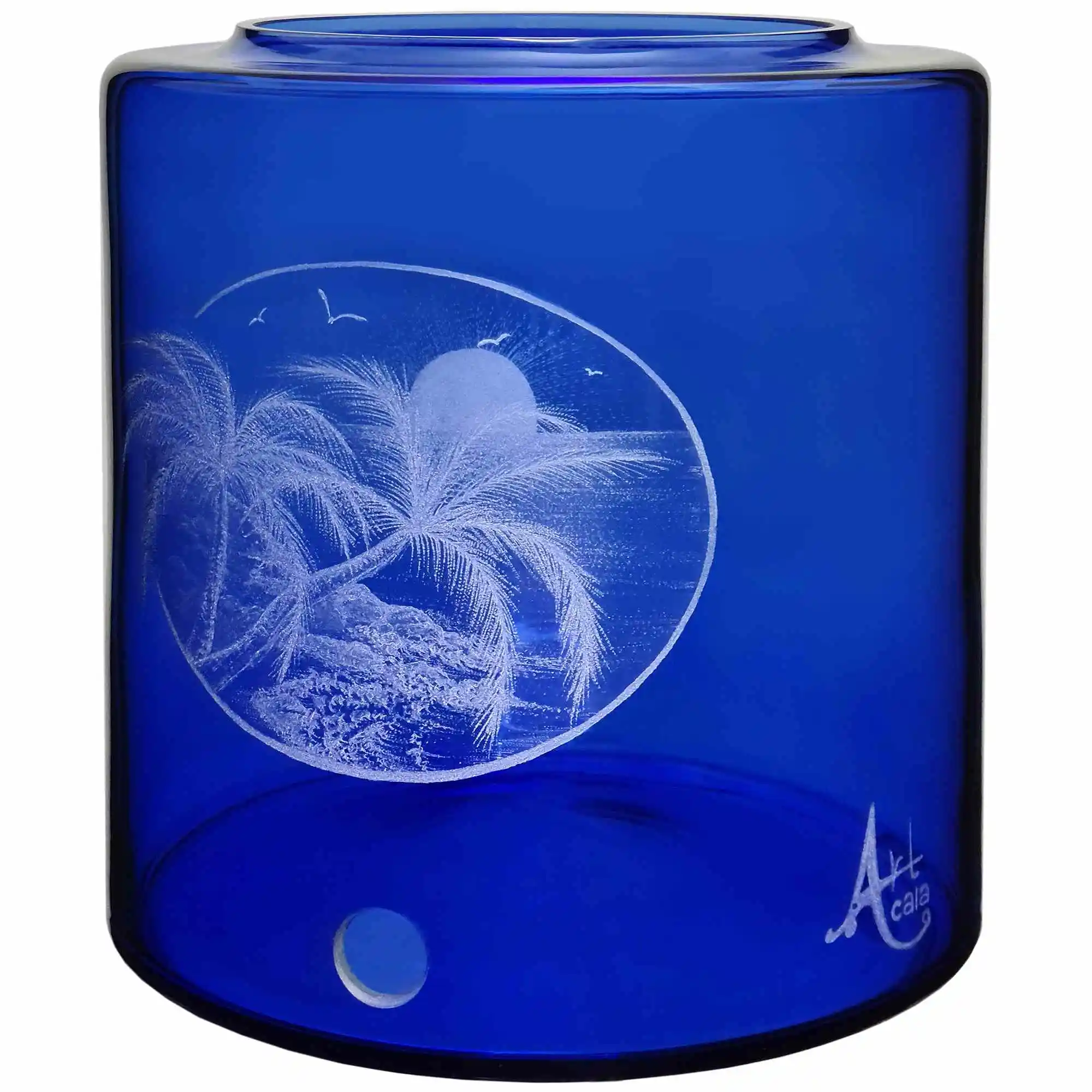 Ein 5 Liter Vorratstank für einen Acala Standwasserfilter aus blauem Glas auf, dass ein tropische Szene mit Palmen und Meer graviert ist.Seitliche Darstellung.