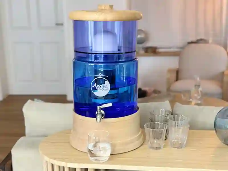 Standwasserfilter mit Blauenm Glas und Holzdeckel und Sockel