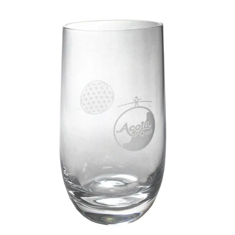 Zu sehen ist ein längliches Trinkglas mit der Blume des Lebens auf der einen und Acala Logo auf der anderen Seite. Das Bild zeigt das Trinkglas Valentin von Acala.