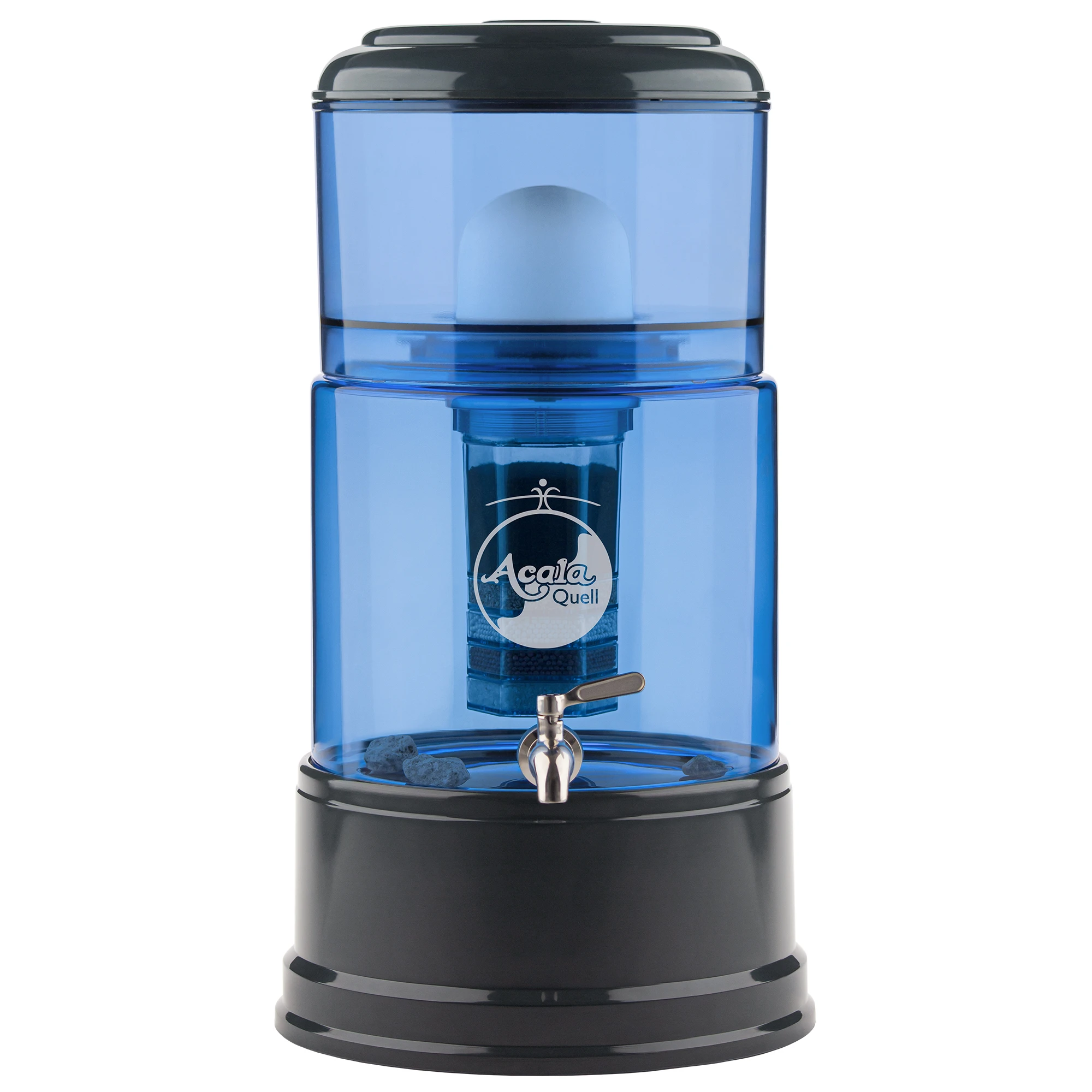 Zu sehen ist der Wasserfilter Smart in blau-anthrazit inklusive Filterkartusche und Keramikfilter, weißer Hintergrund. Sockel und Deckel anthrazit, Yakawa Edelstahlhahn. 8L Glastank in blau mit heller Acala Logo Gravur, oberer 4L Einfüllbehälter in blau.