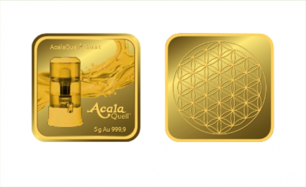 Zu sehen ist ein viereckiger Goldbarren von Acala vor weißem Hintergrund. Man sieht Vorder- und Rückseite nebeneinander. Auf der einen ist der Standwasserfilter Smart abgebildet, auf der anderen die Blume des Lebens.