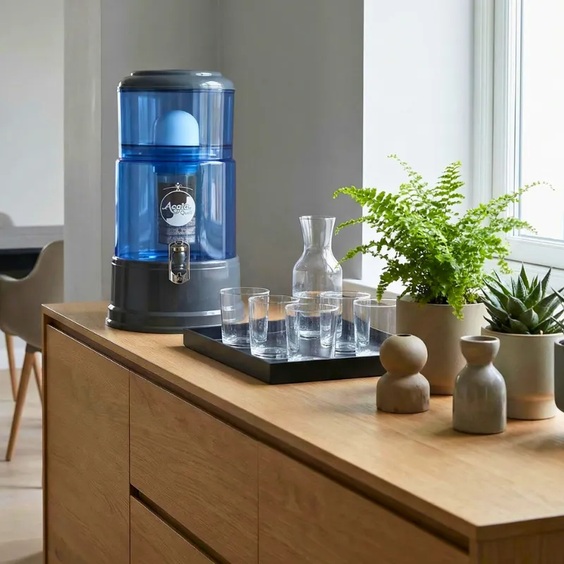 Wasserfilter Advanced mit blauem Glas. Der Filter steht in einem Esszimmer auf einer Kommode