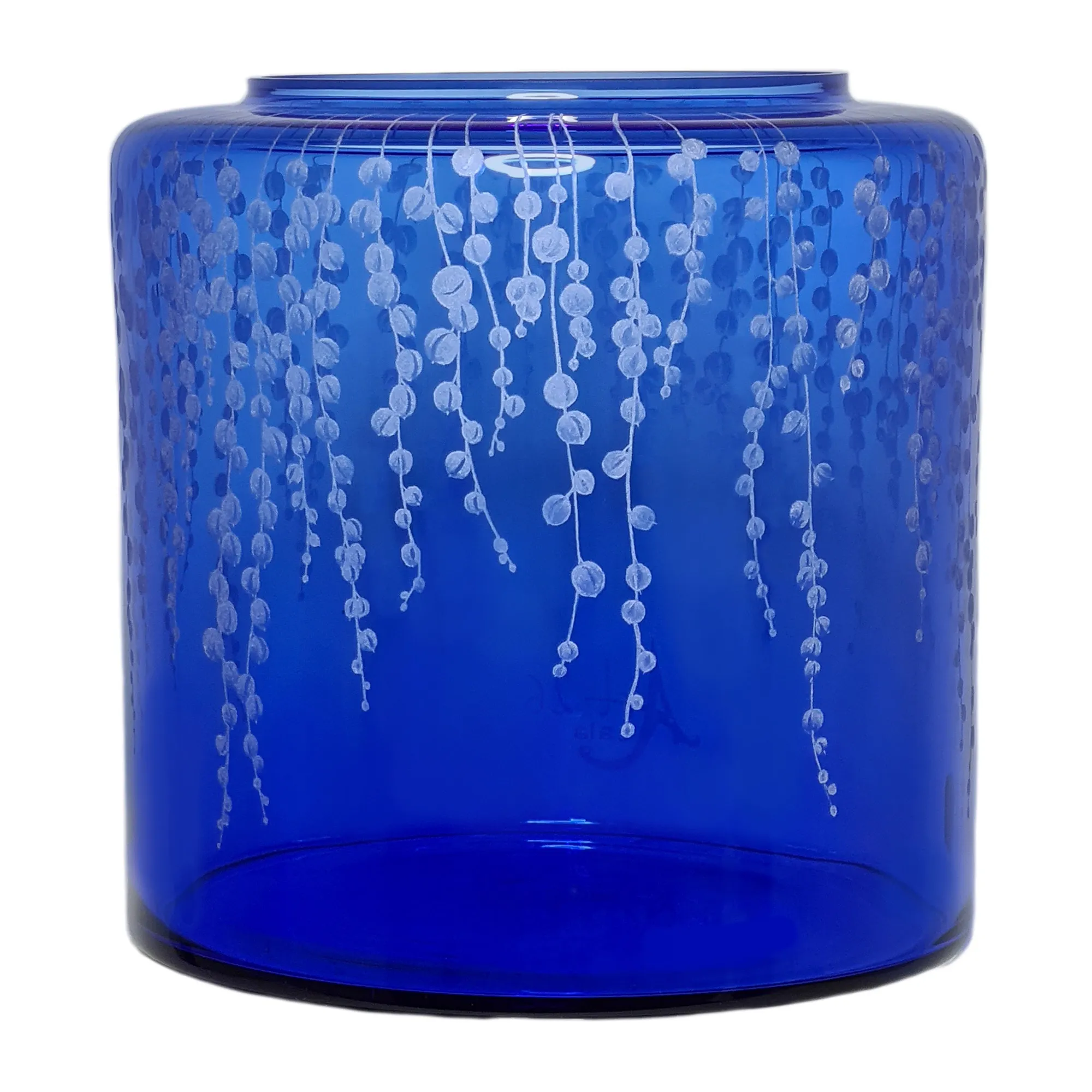 Vorratstank für einen Acala Wasserfilter Mini mit einer Handgravur. Die Gravur zeigt, auf blauem Glas, senecio-rowleyanus, eine Pflanze mit Blättern, die wie Erbsen ausschauen.Ansicht von links.